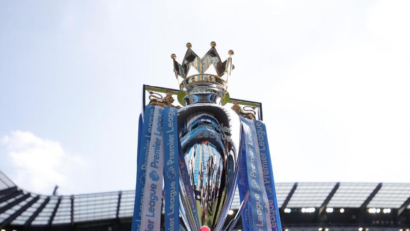 Die Trophäe der englischen Fußball Premier League: Derzeit steht auch auf der Insel der Fußball still. Die Trophäe der englischen Fußball Premier League: Derzeit steht auch auf der Insel der Fußball still.