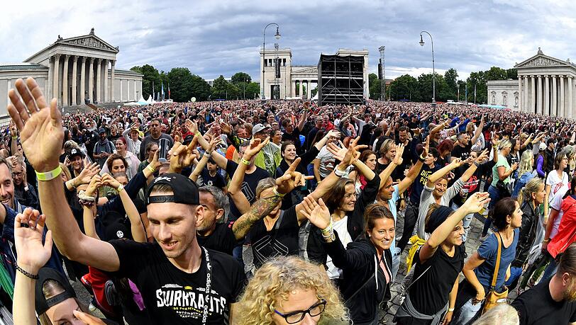 Beste Stimmung bei den Fans am Königsplatz – trotz teilweise starken Regens. Beste Stimmung bei den Fans am Königsplatz – trotz teilweise starken Regens.
