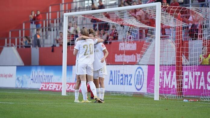 Jubeltraube: Die Bayern-Frauen schlagen Köln.