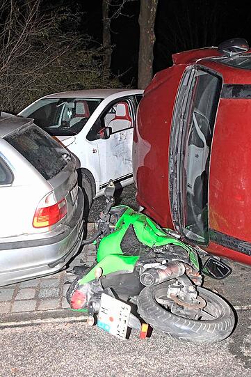 Ein Auto fährt in einer Kurve in geparkte Fahrzeuge, der Fahrer verletzt sich leicht.