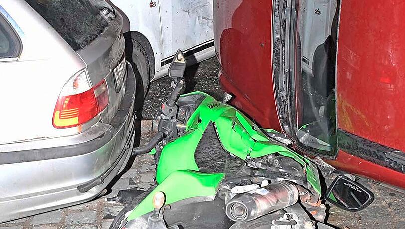 Ein Auto fährt in einer Kurve in geparkte Fahrzeuge, der Fahrer verletzt sich leicht. Ein Auto fährt in einer Kurve in geparkte Fahrzeuge, der Fahrer verletzt sich leicht.