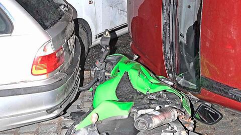 Ein Auto fährt in einer Kurve in geparkte Fahrzeuge, der Fahrer verletzt sich leicht.