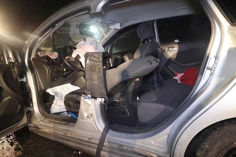 Bei einem Frontalzusammenstoß auf der Bundestraße 12 Höhe Ramsau (Gemeinde Reichertsheim im Landkreis Mühldorf) sind zwei Menschen schwer verletzt worden.