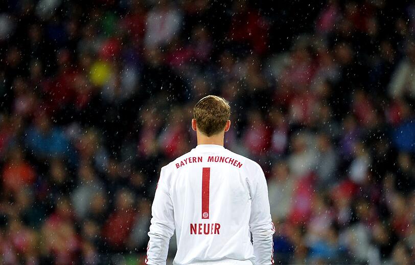 Geht jetzt die Diskussion wieder los? Bayern-Neuling Manuel Neuer hat beim Liga-total-Cup in Mainz zwei böse Treffer kassiert.
