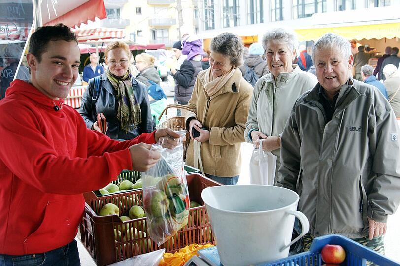 Christoph Geiger (l.) vom Obsthof Geiger verkauft auch auf dem Markt am Josephsplatz. Mit dem ersten Tag im Arnulfpark ist er zufrieden: &bdquo;Der Markt ist gut besucht.&ldquo;