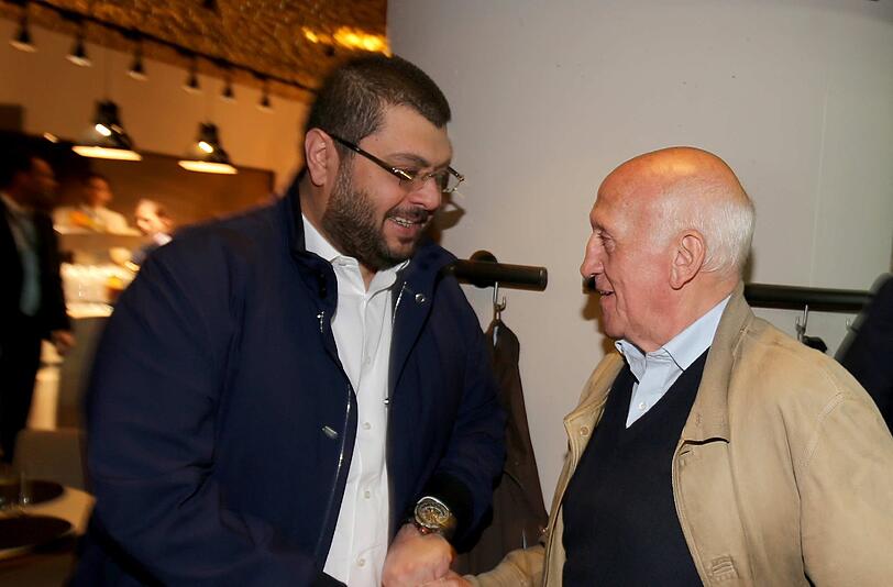 Investor trifft Meister-Kapitän: Hasan Ismaik (l.) begrüßt Meisterlöwe Peter Grosser nach dem Spiel des TSV 1860 gegen Union Berlin.