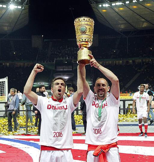 2016: Lahm holt mit den Bayern seinen siebten Meistertitel und gewinnt zum sechsten Mal den DFB-Pokal. Es ist auch sein sechstes Double und die vierte Meisterschaft in Serie. Halbfinal-Aus in der Champions League gegen Atlético Madrid.