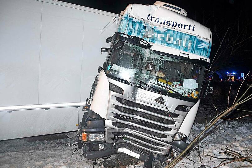 Ursache Sekundenschlaf: Ein Lkw kam am frühen Dienstagmorgen von der Straße ab und prallte gegen einen Baum. Die A8 war bis neun Uhr gesperrt.