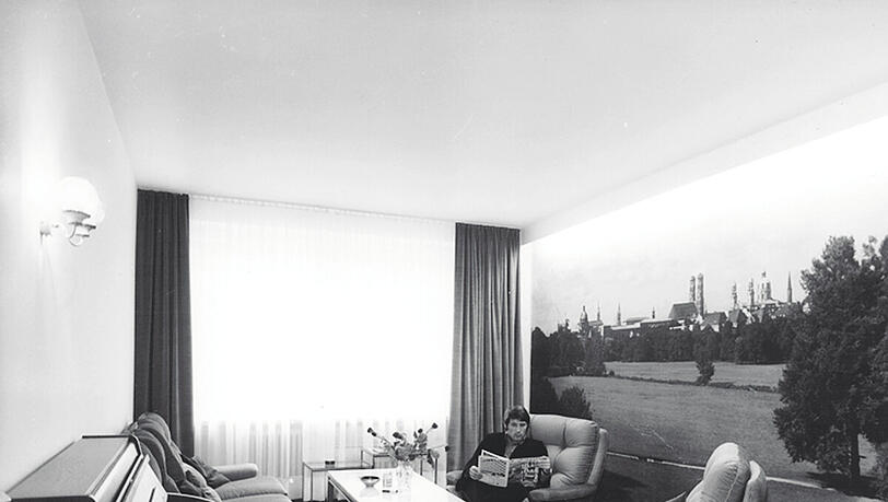 „Meine Bude ist so ein langweiliger Schlauch“, sagte Udo Jürgens Mitte der 60er zu Roucka. Der fertigte dem Sänger daraufhin dieses riesige Panoramabild für die Wohnzimmerwand. „Meine Bude ist so ein langweiliger Schlauch“, sagte Udo Jürgens Mitte der 60er zu Roucka. Der fertigte dem Sänger daraufhin dieses riesige Panoramabild für die Wohnzimmerwand.