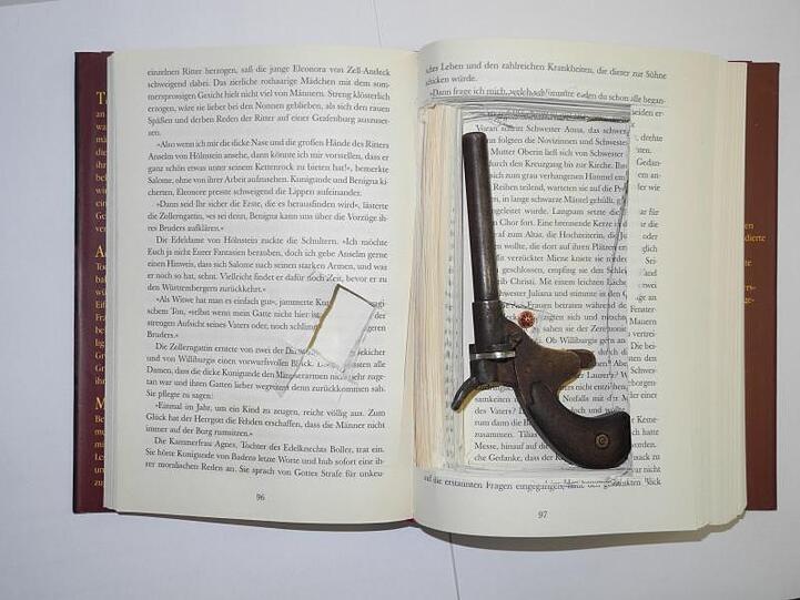 Im Handgepäck einer Frau haben Beamte am Flughafen diese Pistole, in einem Buch versteckt, gefunden. Foto: Polizeiinspektion Flughafen München