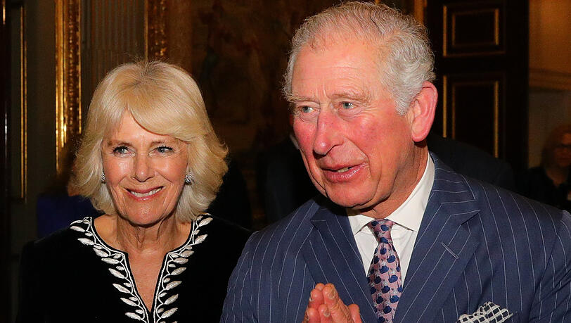 Angeblich soll Herzogin Camilla eine Fettabsaugung und die Straffung der Bauchdecke hinter sich haben. Angeblich soll Herzogin Camilla eine Fettabsaugung und die Straffung der Bauchdecke hinter sich haben.