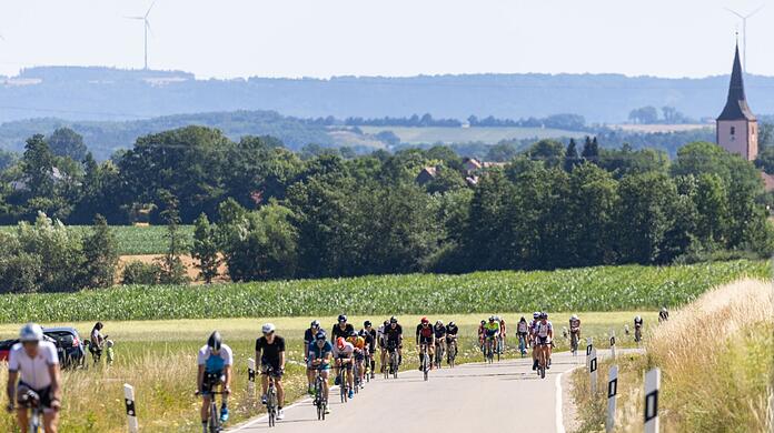 Triathleten absolvieren die Radetappe beim Datev Challenge Roth.
