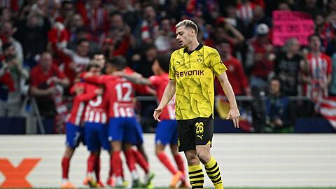 Der BVB um Julian Ryerson (M.) verlor bei Atlético Madrid.
