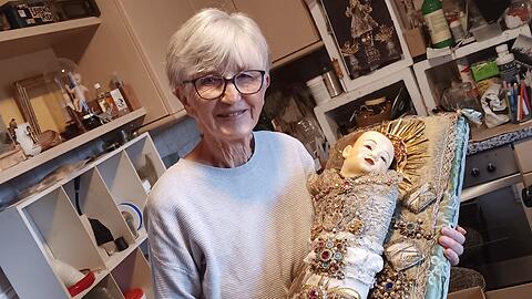 Rosi Bauer (83) sammelt seit 50 Jahren Christkindl. Sie hat sich auch selbst beigebracht, die Figuren in Handarbeit zu restaurieren.