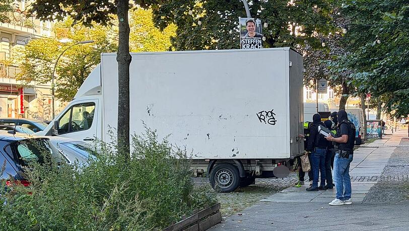 Seit dem frühen Morgen werden in ganz Berlin Razzien wegen des Verdachts auf illegalen Schusswaffenhandel durchgeführt. (Symbolbild) Seit dem frühen Morgen werden in ganz Berlin Razzien wegen des Verdachts auf illegalen Schusswaffenhandel durchgeführt. (Symbolbild)