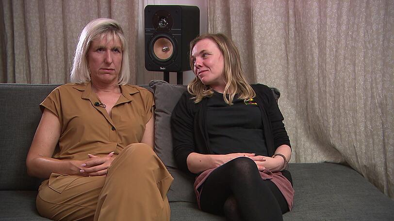 Dorit (links) und Susu sind mit Patricks Men&uuml; nicht hundertprozentig zufrieden.