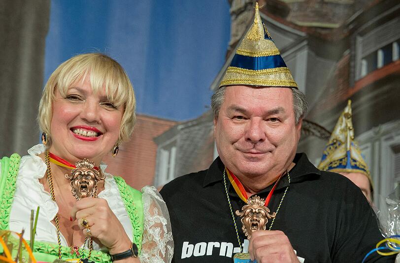 Der Sportmoderator Waldemar Hartmann mit dem Schlappmaulorden.