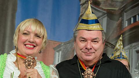 Der Sportmoderator Waldemar Hartmann mit dem Schlappmaulorden.