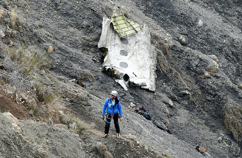 Ein Trümmerfeld: Die Bergungsarbeiten nach dem Absturz der Airbus-Machine von Germanwings werden Tage und Wochen dauern. Die Bilder...