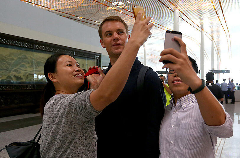 Der FC Bayern ist am Freitag in Peking gelandet und wurde von rund 1000 Fans schon am Flughafen frenetisch gefeiert. Die Bilder von der Ankunft.