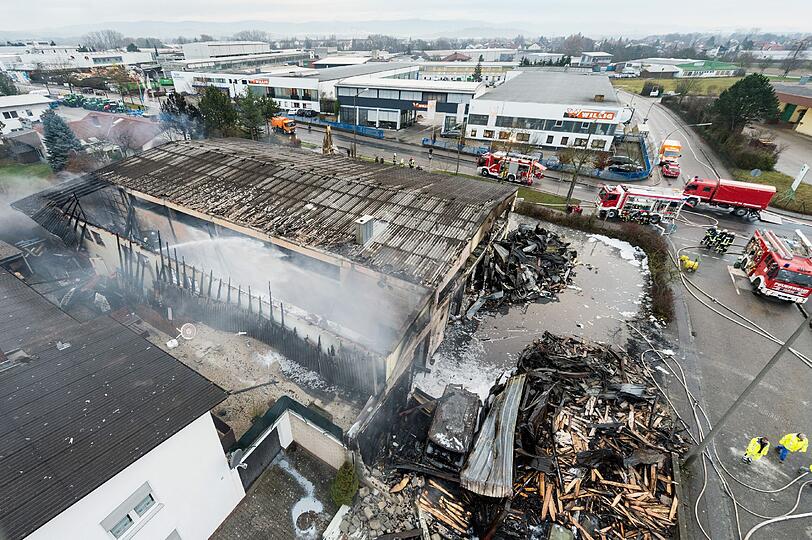In Straubing ist die Lagerhalle eines Teppichhauses abgebrannt.