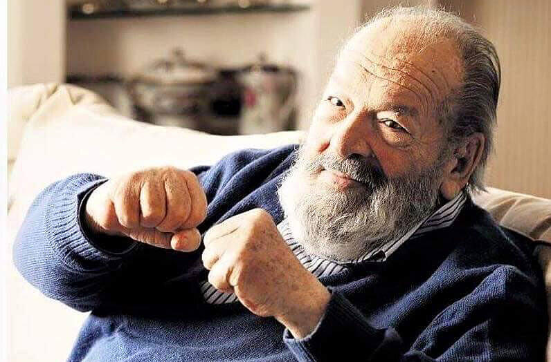 Mit Vollbart und erhobenen Fäusten: Bud Spencer.