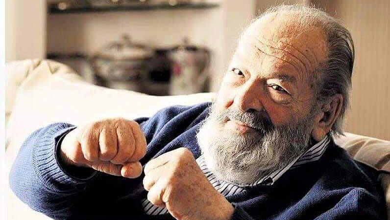 Mit Vollbart und erhobenen Fäusten: Bud Spencer. Mit Vollbart und erhobenen Fäusten: Bud Spencer.