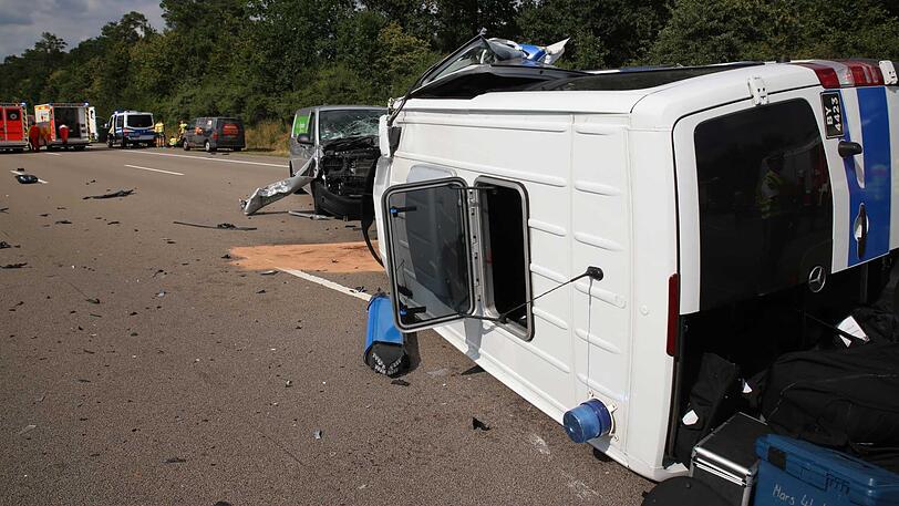 Das Blaulicht hängt herunter, die Fenster sind eingedrückt: Der zerstörte Polizeiwagen.