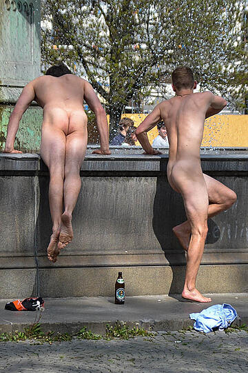 Die Nackedeis vom Geschwister-Scholl-Platz. Die Bilder.