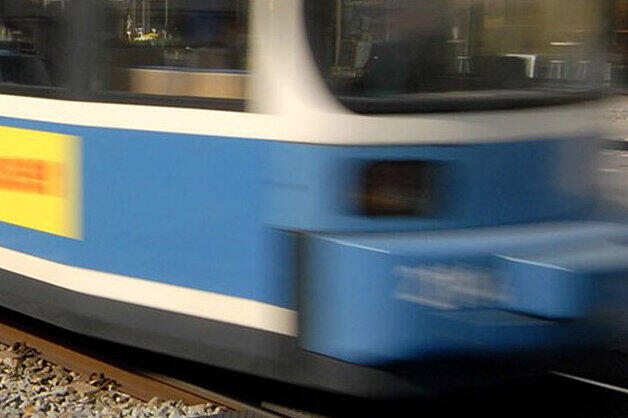 Am Samstag kassiert ein Münchner in der Tram eine Ohrfeige, weil er keine Zigaretten dabei hat.