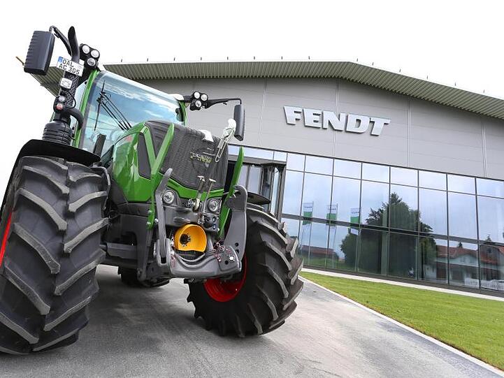 Ein Traktor des Herstellers AGCO/Fendt steht an dessen Unternehmenssitz. Foto: Karl-Josef Hildenbrand/dpa/Archivbild