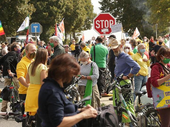 Ein bundesweites Bündnis von Umweltverbänden und Klimagruppen protestiert "gegen die Zerstörung der gefährdeten Dörfer und für Klimagerechtigkeit".