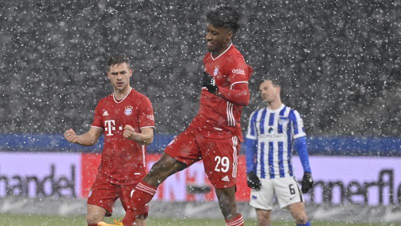 Bayerns Kingsley Coman feiert sein Tor zur 0:1-Führung - im Hintergrund ärgert sich Herthas Darida über das unglückliche Gegentor.