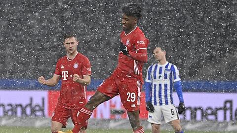 Bayerns Kingsley Coman feiert sein Tor zur 0:1-Führung - im Hintergrund ärgert sich Herthas Darida über das unglückliche Gegentor.