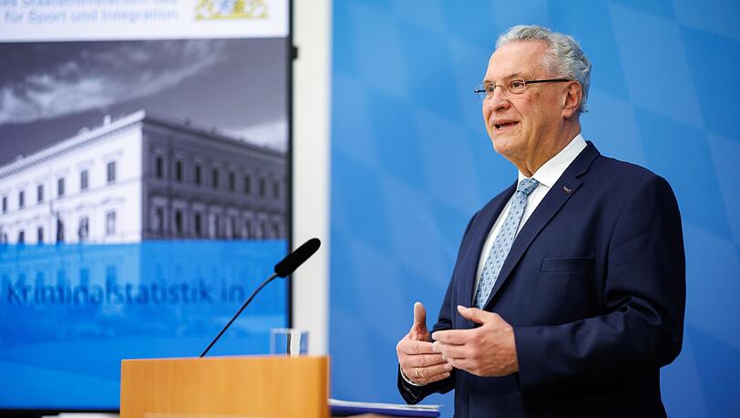 "Die Pandemie hatte auch dieses Jahr enorme Auswirkungen auf die Kriminalität", sagte Bayerns Innenminister Joachim Herrmann am Montag.