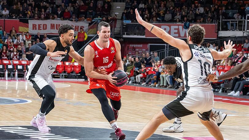 Durchsetzungsstark: Paul Zipser (Mitte) ist gegen Bayreuth einer der Garanten für den Halbfinaleinzug des FC Bayern.