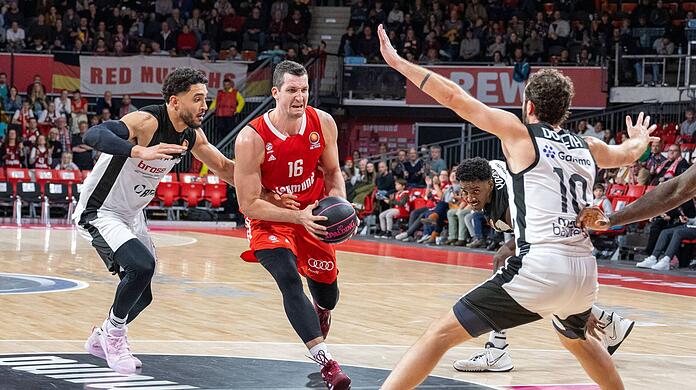 Durchsetzungsstark: Paul Zipser (Mitte) ist gegen Bayreuth einer der Garanten für den Halbfinaleinzug des FC Bayern.
