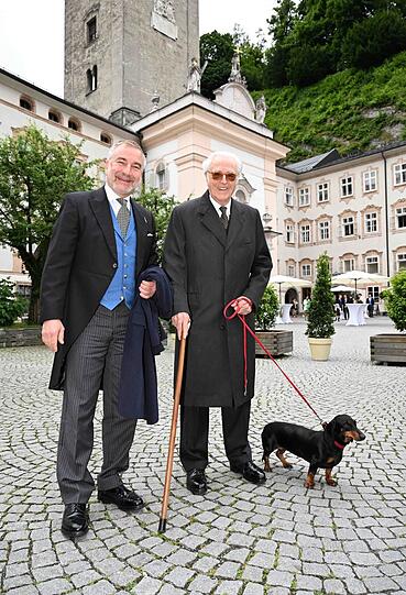 Herzog Franz von Bayern (r.) mit Thomas Greinwald und Dackel Beppi, der die beiden nach Salzburg begleitet hat (ohne Kirche).