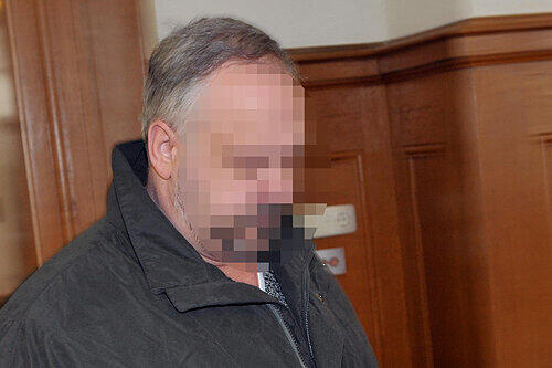 Muss sechs Jahre und fünf Monate ins Gefängnis: Heizungsbauer Josef B. (44) stand gestern wegen sexuellen Missbrauchs seiner drei Stieftöchter vor dem Nürnberger Landgericht.