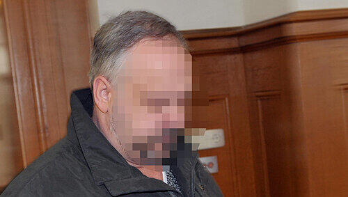 Muss sechs Jahre und fünf Monate ins Gefängnis: Heizungsbauer Josef B. (44) stand gestern wegen sexuellen Missbrauchs seiner drei Stieftöchter vor dem Nürnberger Landgericht. Muss sechs Jahre und fünf Monate ins Gefängnis: Heizungsbauer Josef B. (44) stand gestern wegen sexuellen Missbrauchs seiner drei Stieftöchter vor dem Nürnberger Landgericht.
