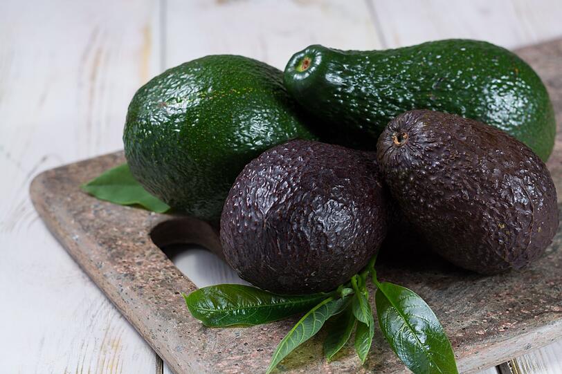 Avocados reifen dagegen noch weiter, auch wenn Sie sie unreif kaufen. Das ist der Fall, wenn sich die Schale nicht eindrücken lässt. Gibt sie dagegen sehr stark nach, wird die Frucht schon matschig sein. Auch der Stielansatz sagt etwas über den Reifegrad der Avocado aus: Wenn er gelb ist, ist sie perfekt, ein grüner Ansatz deutet dagegen auf eine unreife Frucht hin. Ist er dunkelbraun, wird die Avocado wohl überreif sein. Avocados reifen dagegen noch weiter, auch wenn Sie sie unreif kaufen. Das ist der Fall, wenn sich die Schale nicht eindrücken lässt. Gibt sie dagegen sehr stark nach, wird die Frucht schon matschig sein. Auch der Stielansatz sagt etwas über den Reifegrad der Avocado aus: Wenn er gelb ist, ist sie perfekt, ein grüner Ansatz deutet dagegen auf eine unreife Frucht hin. Ist er dunkelbraun, wird die Avocado wohl überreif sein.