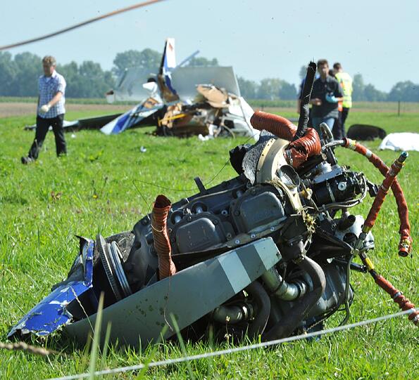 Aus unbekannter Ursache ist das einmotorige Sportflugzeug kurz nach dem Start vom Flugplatz Günzburg auf einem Feld abgestürzt. Beide Insassen kamen ums Leben.