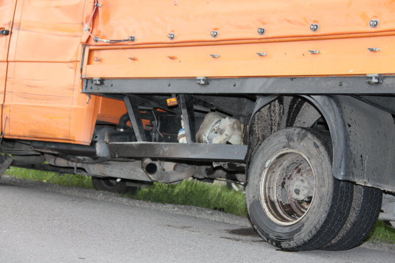 Er hatte keine Chance: Mit dem Kopf prallte ein Motorradfahrer bei Rechtmehring gegen den Seitenaufbau des entgegenkommenden Kleinlasters. Der Mann war sofort tot.