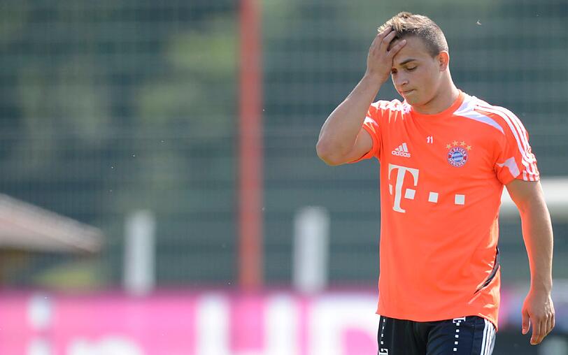 Neuzugang Xherdan Shaqiri ackert im Training.