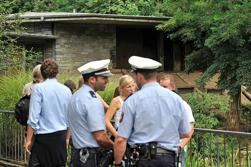 Polizeibeamte vor dem Tigergehege. Hier ging der Tiger auf seine Pflegerin los und verletzte sie tödlich.