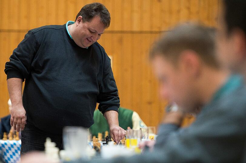 Hat sichtlich Spaß: Schachgroßmeister Rabiega bei seinem Simultanschach-Wettbewerb in der JVA Straubing.
