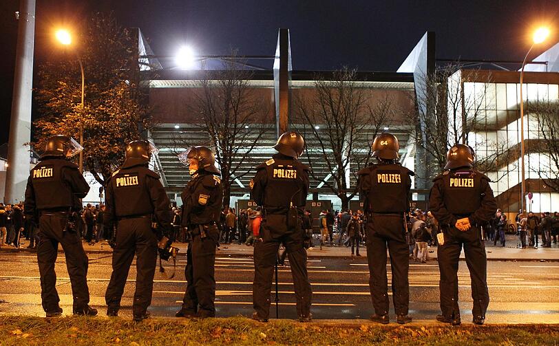 Derby-Time im Grünwalder Stadion: Am Mittwochabend traf der TSV 1860 II auf den FC Bayern II: Bengalische Feuer wurden sowohl von den 1860- als auch von den Bayern-Fans abgebrannt.