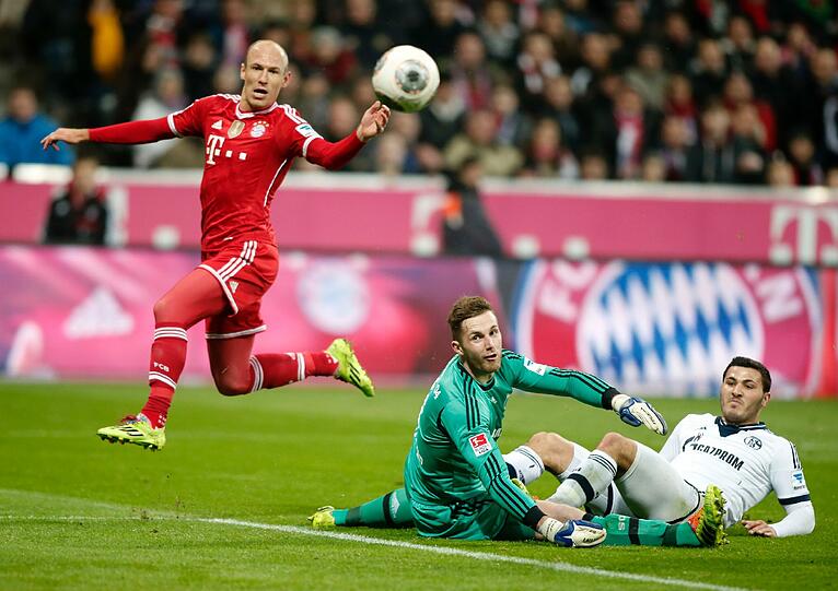ARJEN ROBBEN NOTE 1
Dribbel, schnibbel, Tor! Und dann: Dribbel, überlegen, abziehen, Tor. Kurz: Zwei wunderschöne Treffer zum 2:0 und 4:0. Dazu ein enormes Laufpensum, narrte die Gegner nach Belieben. Musste dann ganz lange warten vor seinem ersten Elfmeter seit dem Finale Dahoam. Traf trotzdem!