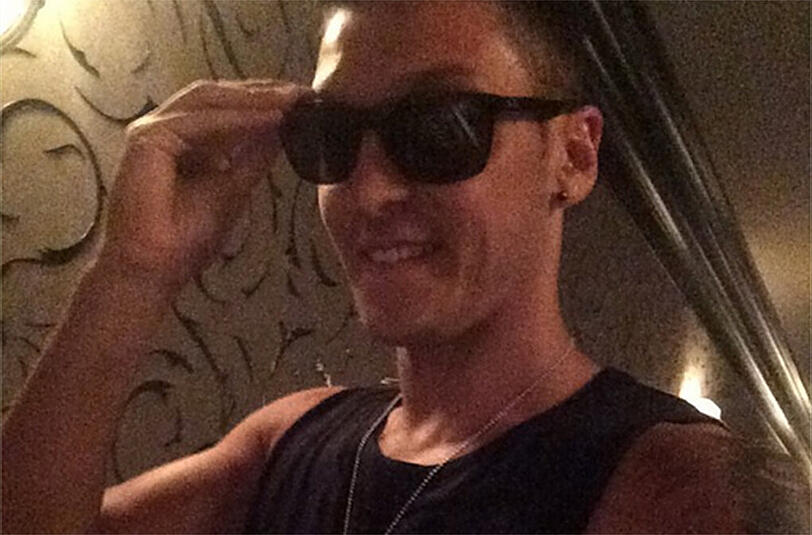 Mesut Özil hat ein Faible für Sonnenbrillen. Dies beweist er nicht nur auf diesem Foto, sondern auch in weiteren Urlaubsbildern.