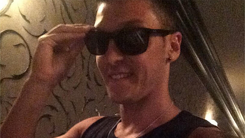Mesut Özil hat ein Faible für Sonnenbrillen. Dies beweist er nicht nur auf diesem Foto, sondern auch in weiteren Urlaubsbildern. Mesut Özil hat ein Faible für Sonnenbrillen. Dies beweist er nicht nur auf diesem Foto, sondern auch in weiteren Urlaubsbildern.
